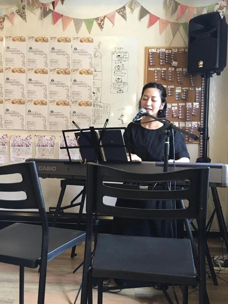 モーニングライブでキーボードを弾きながら歌う、そらしのさん