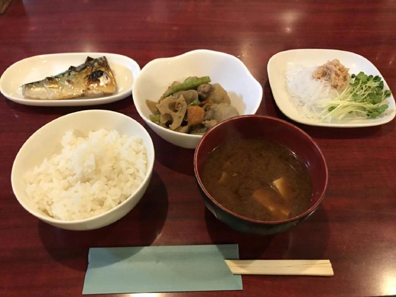 鯖の塩焼き、筑前煮、大根サラダ、ご飯、みそ汁