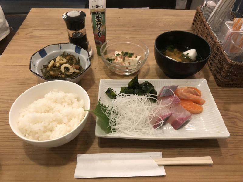 刺身(カンパチ、サーモン)、糸昆布煮、冷奴、ご飯、お吸い物