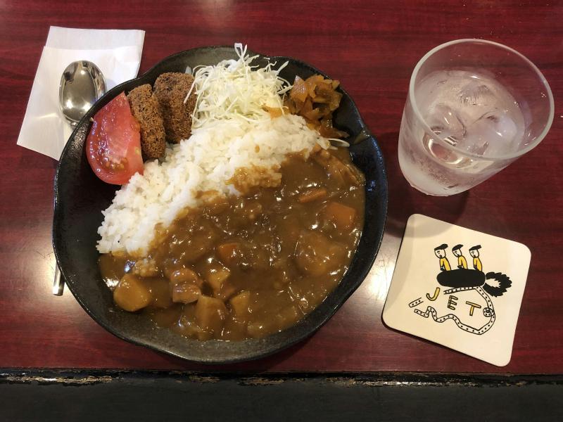 カレーライス、フライ、サラダ、福神漬け　～びっくりドンキー風の盛り付けで～