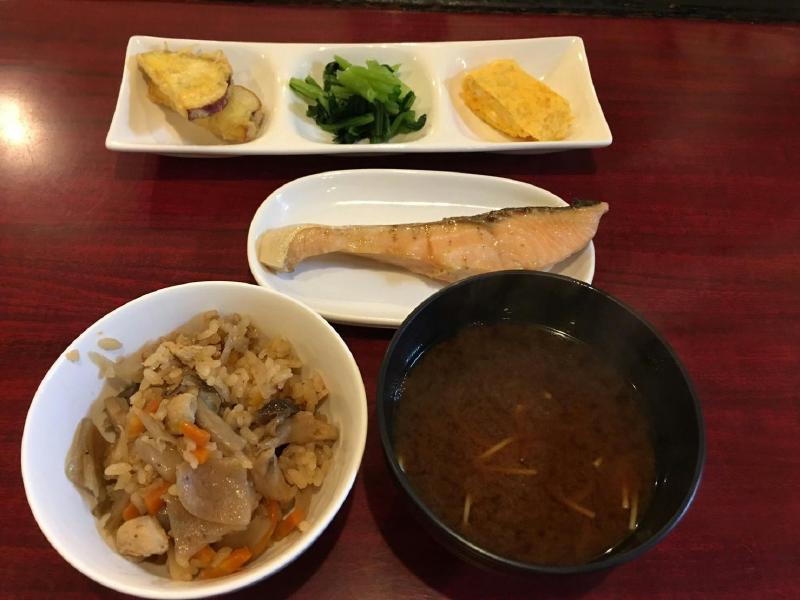 炊き込みご飯、焼き塩鮭、さつまいも天、ほうれん草のお浸し、玉子焼き、みそ汁