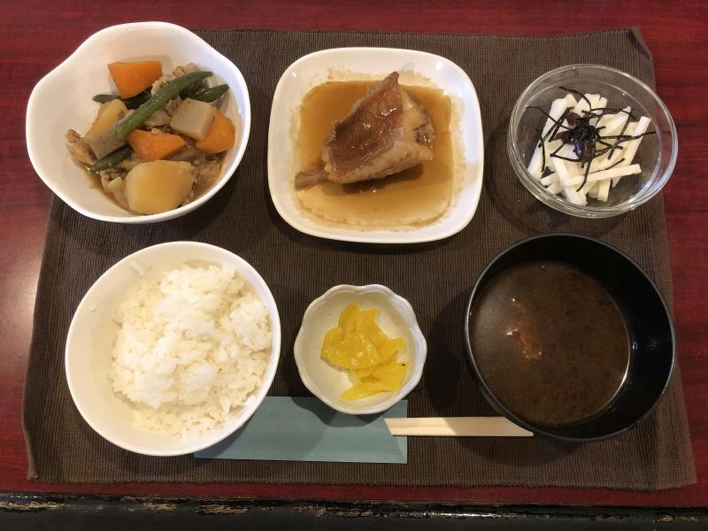 赤魚の煮付け、肉じゃが、山芋の梅肉和え、ご飯、みそ汁、漬け物