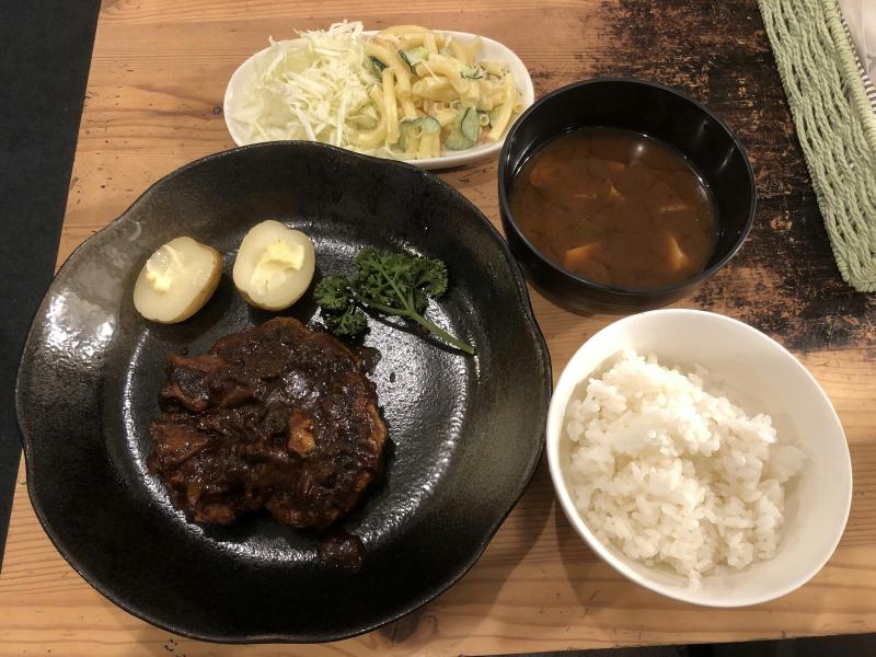 煮込みハンバーグ、マカロニサラダ、ご飯、みそ汁
